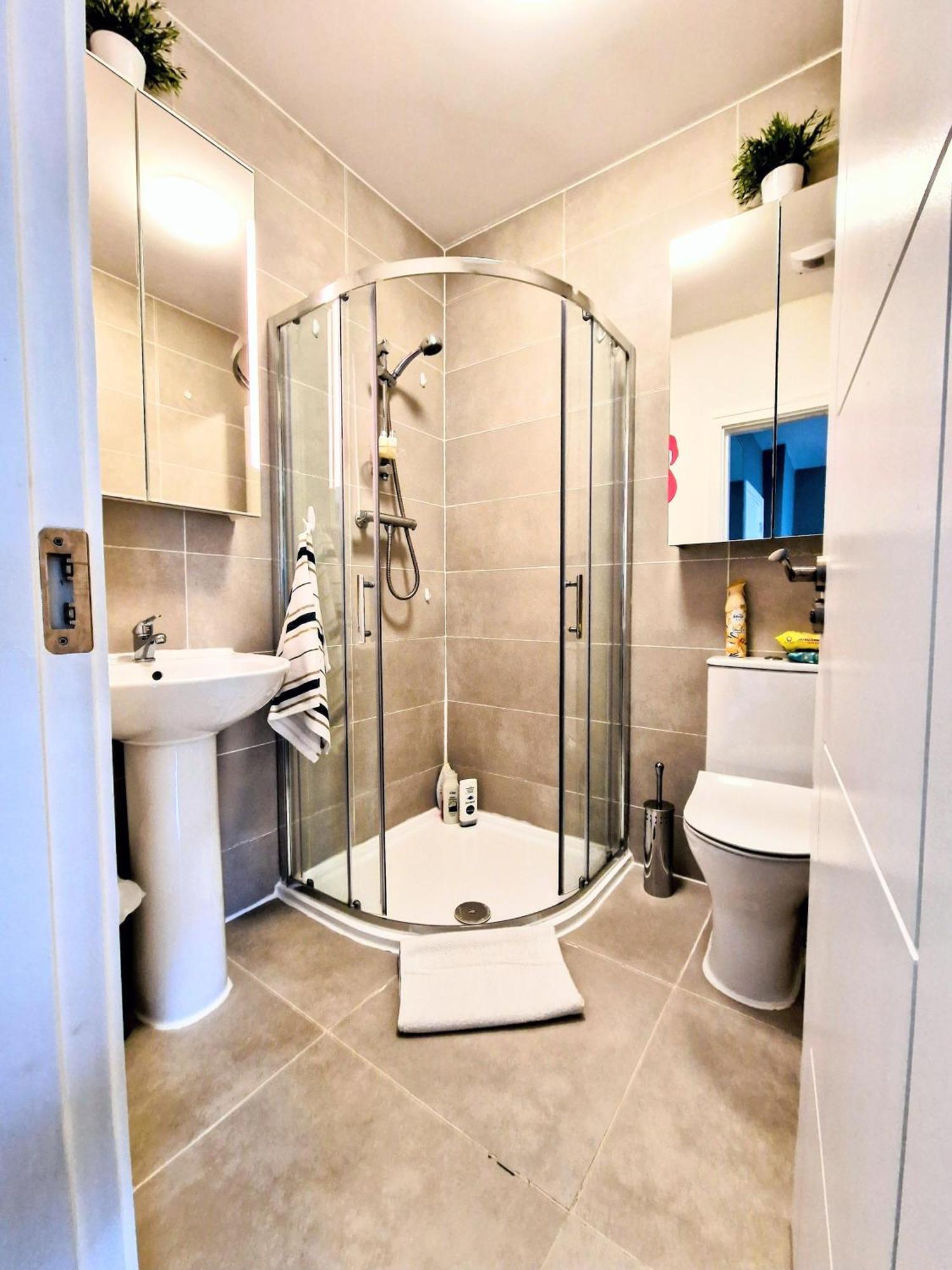 Master Bedroom With Ensuite Lucan Zewnętrze zdjęcie
